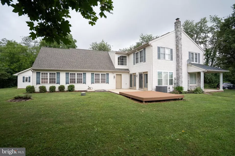 Exterior - 1007 Rebecca Dr, Lititz, PA 17543 photo 6 of 7