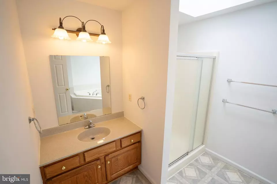 Bath - 1007 Rebecca Dr, Lititz, PA 17543 photo 4 of 4