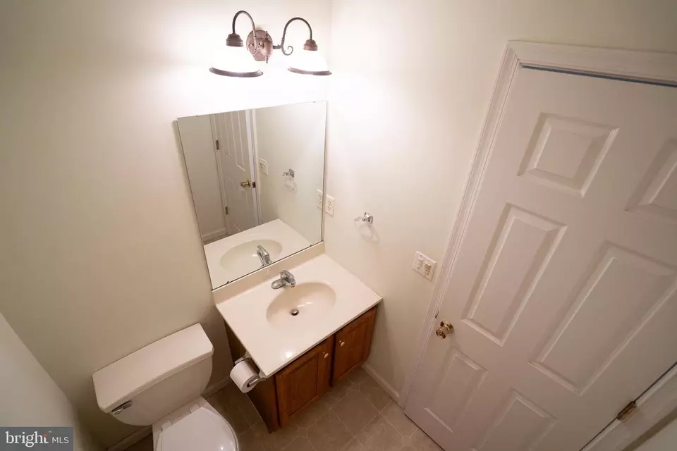 Bath - 1007 Rebecca Dr, Lititz, PA 17543 photo 1 of 4