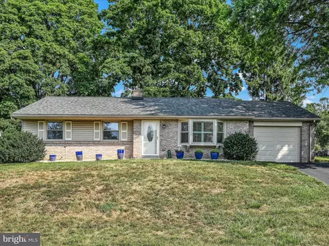 819 Imperial Dr, Lancaster, PA 17601