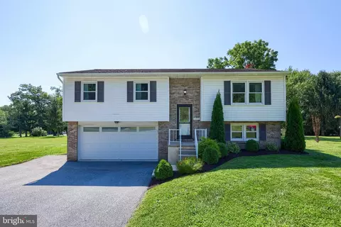2455 Scenic Dr, Manheim, PA 17545