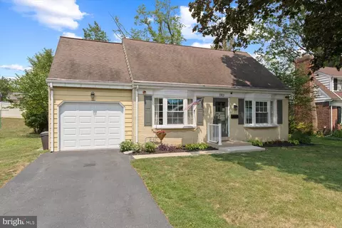1303 Meadowcreek Ln, Lancaster, PA 17603