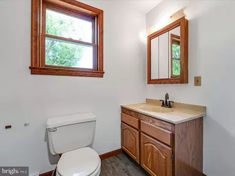 Bath - 203 Leaman St, Lititz, PA 17543 photo 2 of 3