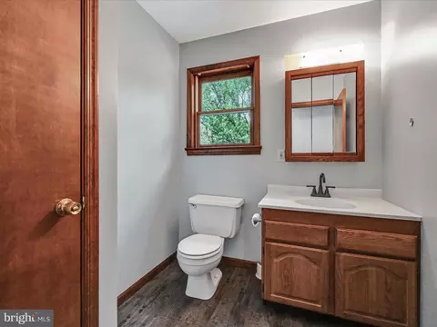 Bath - 203 Leaman St, Lititz, PA 17543 photo 1 of 3