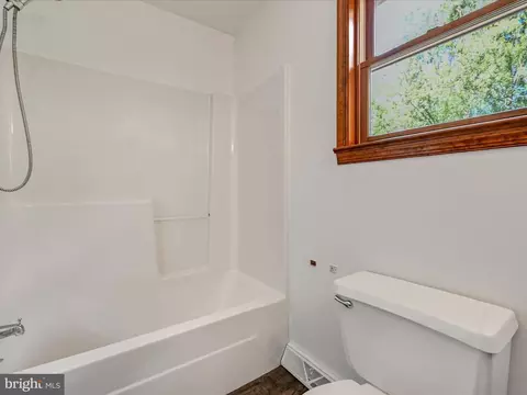 Bath - 203 Leaman St, Lititz, PA 17543 photo 3 of 3