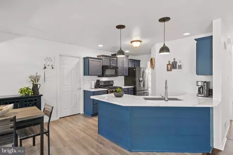 Kitchen - 227 Deerfield Ln, Lititz, PA 17543 photo 1 of 2