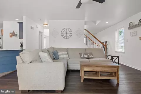 Entry Way - 227 Deerfield Ln, Lititz, PA 17543 photo 6 of 11