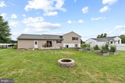 Exterior - 27 Silverleaf Dr, Mount Joy, PA 17552 photo 4 of 8