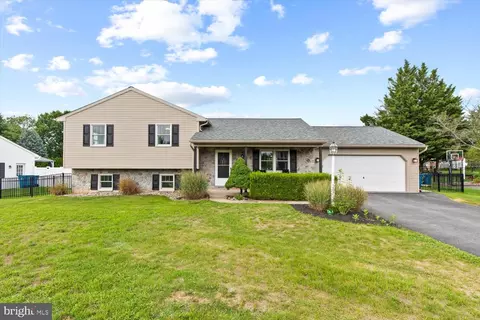 27 Silverleaf Dr, Mount Joy, PA 17552