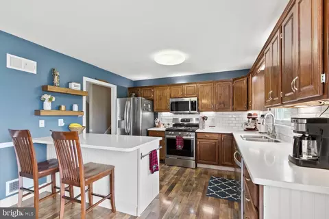 Kitchen - 27 Silverleaf Dr, Mount Joy, PA 17552 photo 2 of 4