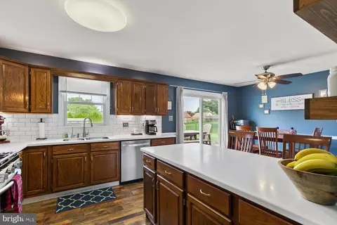 Kitchen - 27 Silverleaf Dr, Mount Joy, PA 17552 photo 4 of 4