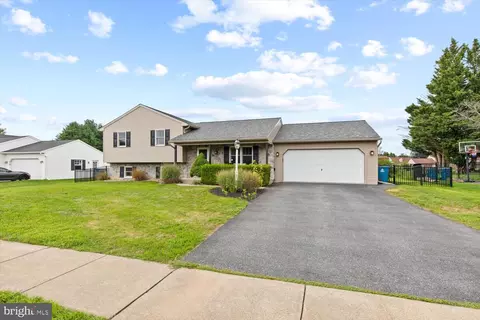 Exterior - 27 Silverleaf Dr, Mount Joy, PA 17552 photo 2 of 8