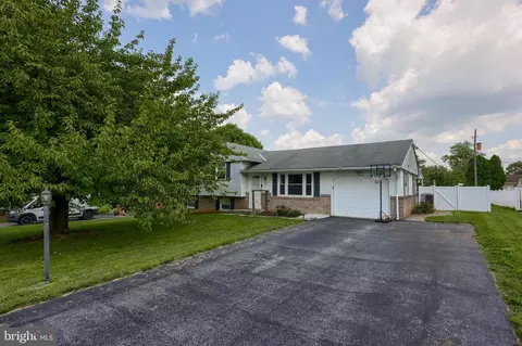 19 Circle View Dr, Leola, PA 17540
