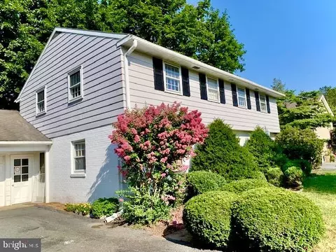 1915 Northbrook Dr, Lancaster, PA 17601