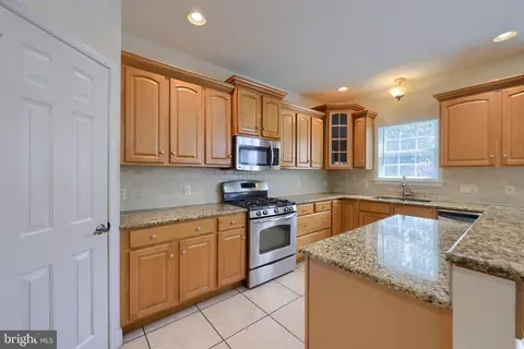 Kitchen - 357 Wheatfield Dr, Lititz, PA 17543 photo 4 of 7