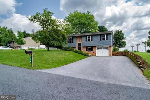 108 Sharona Dr, Lititz, PA 17543