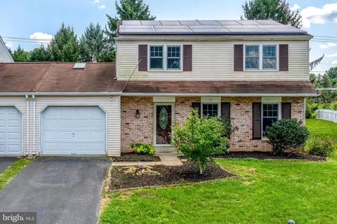 875 Lamplight Cir, Lancaster, PA 17601