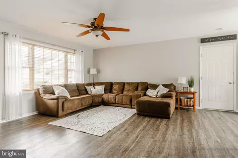 Living - 21 Edgewood Dr, Lititz, PA 17543 photo 2 of 4