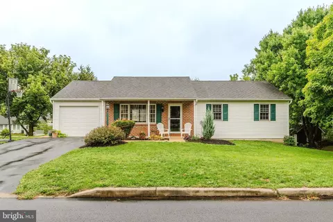 Exterior - 21 Edgewood Dr, Lititz, PA 17543 photo 3 of 19