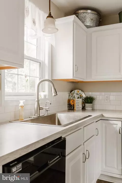 Kitchen - 21 Edgewood Dr, Lititz, PA 17543 photo 5 of 11