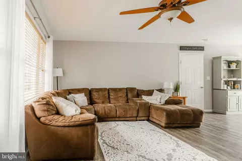 Living - 21 Edgewood Dr, Lititz, PA 17543 photo 1 of 4