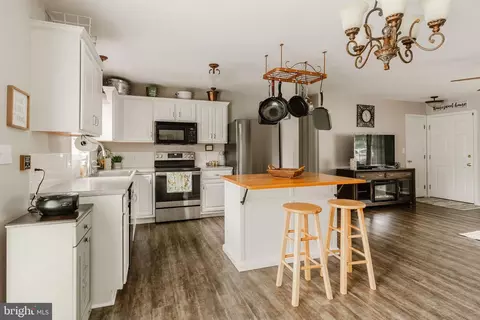 Kitchen - 21 Edgewood Dr, Lititz, PA 17543 photo 3 of 11
