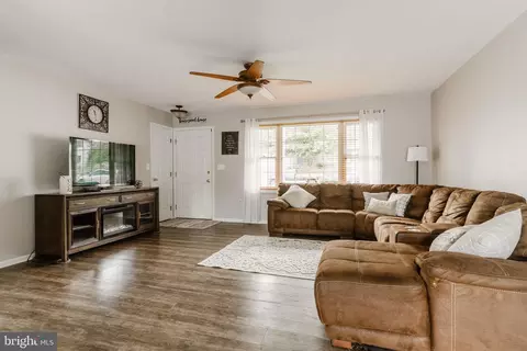 Living - 21 Edgewood Dr, Lititz, PA 17543 photo 3 of 4