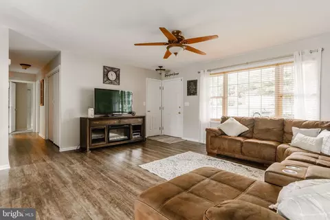 Living - 21 Edgewood Dr, Lititz, PA 17543 photo 4 of 4