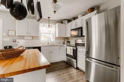 Kitchen - 21 Edgewood Dr, Lititz, PA 17543 photo 7 of 11