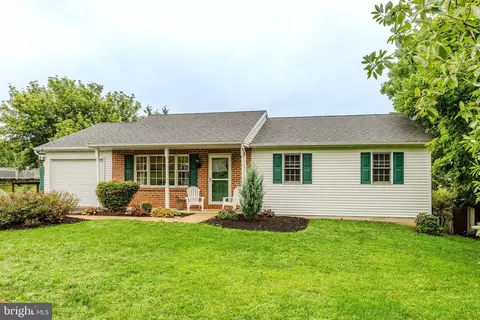 Exterior - 21 Edgewood Dr, Lititz, PA 17543 photo 2 of 19