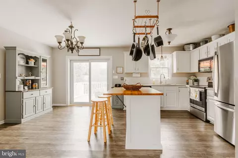 Kitchen - 21 Edgewood Dr, Lititz, PA 17543 photo 1 of 11