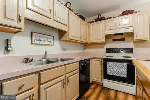 Kitchen - 21 Edgewood Dr, Lititz, PA 17543 photo 9 of 11