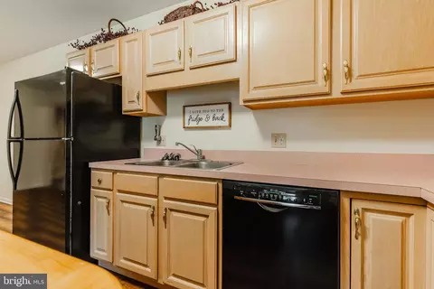 Kitchen - 21 Edgewood Dr, Lititz, PA 17543 photo 10 of 11
