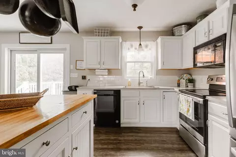 Kitchen - 21 Edgewood Dr, Lititz, PA 17543 photo 8 of 11