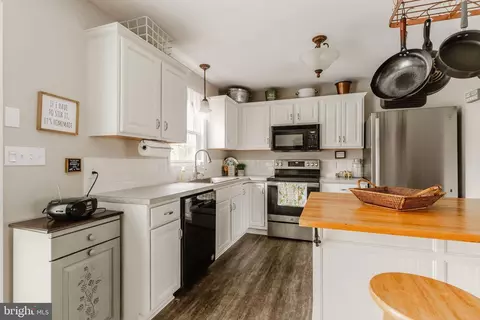Kitchen - 21 Edgewood Dr, Lititz, PA 17543 photo 4 of 11