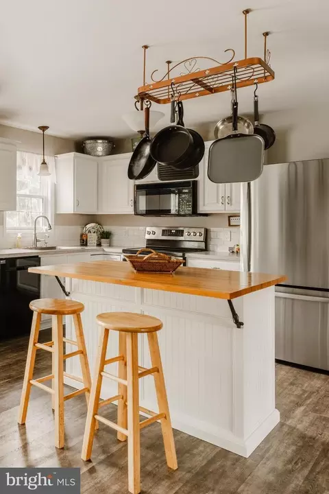 Kitchen - 21 Edgewood Dr, Lititz, PA 17543 photo 2 of 11