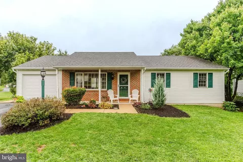 21 Edgewood Dr, Lititz, PA 17543
