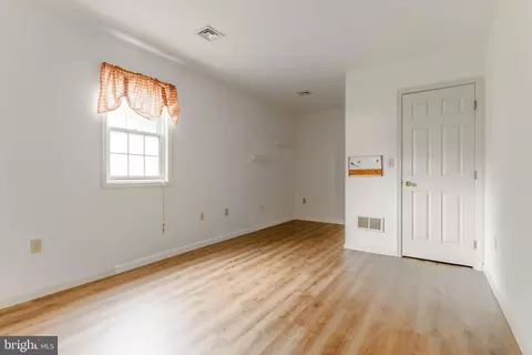Bedroom - 21 Edgewood Dr, Lititz, PA 17543 photo 7 of 8