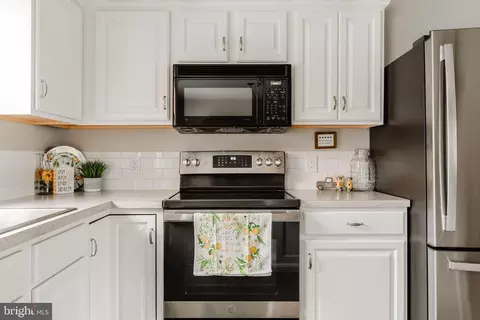 Kitchen - 21 Edgewood Dr, Lititz, PA 17543 photo 6 of 11
