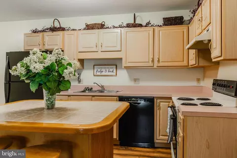 Kitchen - 21 Edgewood Dr, Lititz, PA 17543 photo 11 of 11
