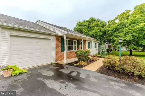 Exterior - 21 Edgewood Dr, Lititz, PA 17543 photo 5 of 19