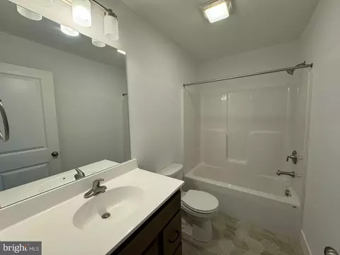 Bath - 391 Hensley St, Lititz, PA 17543 photo 2 of 2