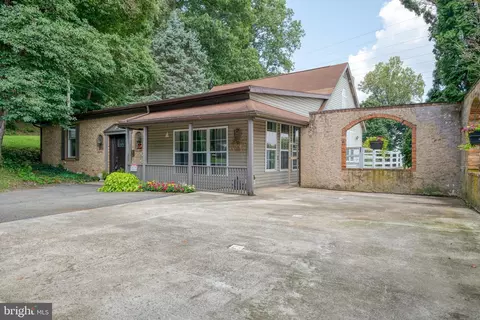 43 Slaymaker Hill Rd, Kinzers, PA 17535