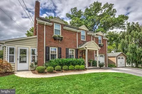 60 N Kinzer Ave, New Holland, PA 17557