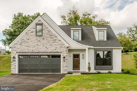 13 Lauber Rd, Akron, PA 17501