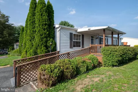 202 Sunningdale Ct N, Lancaster, PA 17603