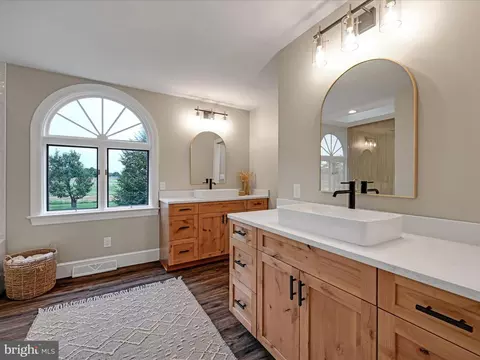 Bath - 301 Sarsen Dr, Lititz, PA 17543 photo 2 of 7