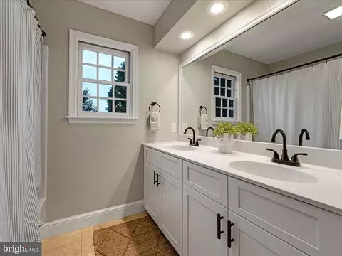 Bath - 301 Sarsen Dr, Lititz, PA 17543 photo 5 of 7