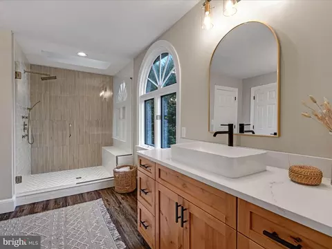 Bath - 301 Sarsen Dr, Lititz, PA 17543 photo 4 of 7