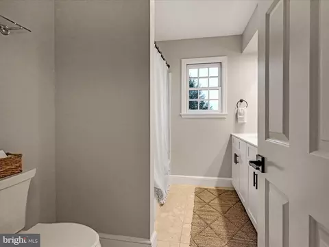 Bath - 301 Sarsen Dr, Lititz, PA 17543 photo 6 of 7